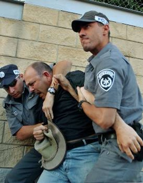 Την ώρα που ισοπέδωναν τη Ράφα, ο ισραηλινός στρατός επιφύλασσε ανάλογη μεταχείριση και για τους φιλειρηνιστές στο Τελ Αβίβ