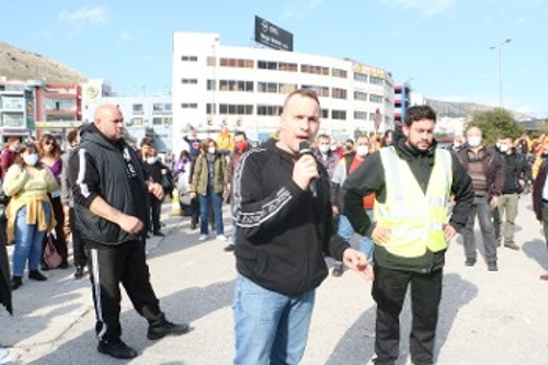Ο Π. Πολίτης μιλάει στους απεργούς της COSCO