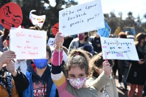 Συγκλονιστικά μηνύματα από τους μικρούς μαθητές