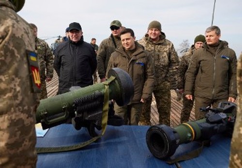 Επίδειξη βρετανικών αντιαρματικών πυραύλων στον Ουκρανό πρόεδρο, κατά τη διάρκεια χθεσινών ασκήσεων των ουκρανικού στρατού