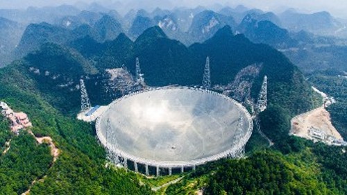 Το Σφαιρικό Ραδιοτηλεσκόπιο Διαμέτρου Πεντακοσίων Μέτρων (FAST) στην Κίνα, είναι ένα από τα δύο λειτουργικά ραδιοτηλεσκόπια που προκρίνονται για την εκπομπή των μηνυμάτων προς ενδεχόμενους εξωγήινους παραλήπτες