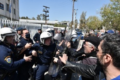 Τα ΜΑΤ επιστράτευσε η κυβέρνηση σε βάρος των απεργών