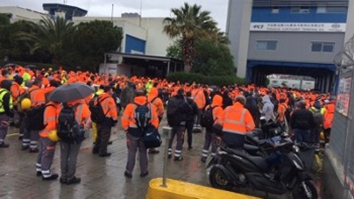 Γενική Συνέλευση υπό βροχή. Πλημμύρισε με πορτοκαλί μπουφάν το λιμάνι και οι εργάτες αποφάσισαν: «Συνεχίζουμε!»