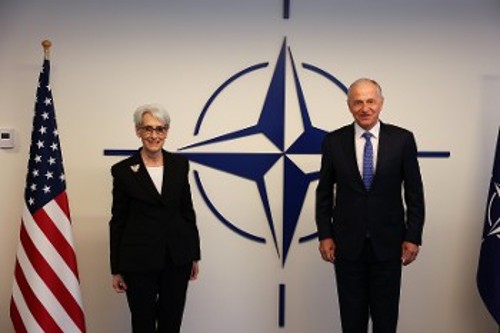 Η αναπλ. υπουργός Εξωτερικών των ΗΠΑ με τον αναπληρωτή γγ του ΝΑΤΟ