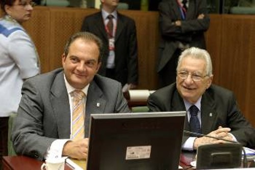 Ο Κ. Καραμανλής και ο Π. Μολυβιάτης κατά τη διάρκεια της Συνόδου