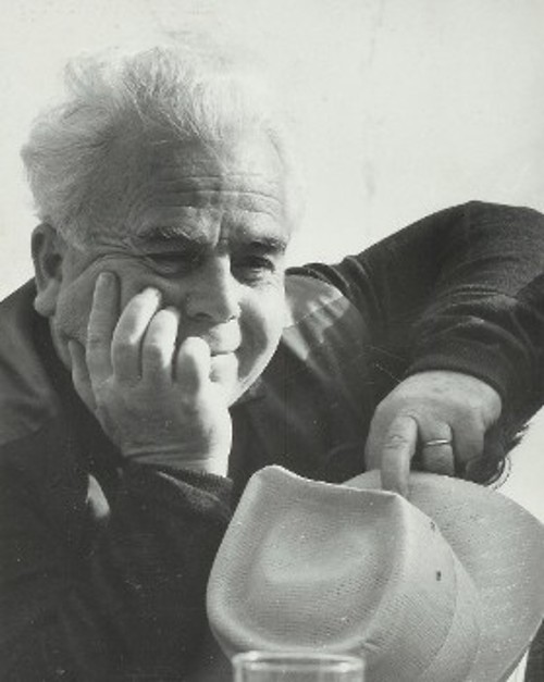 Ο ζωγράφος Σπύρος Βασιλείου (1903 - 1985) συνδημιουργός του χειροποίητου «βιβλίου», με μεγάλη συνεισφορά σε εικαστικά έργα υπέρ της αντίστασης του λαού