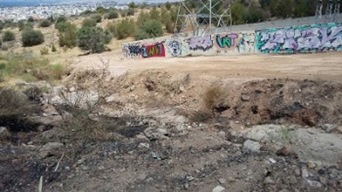 Η πλευρά της μάντρας του υποσταθμού όπου ξεκίνησε η φωτιά