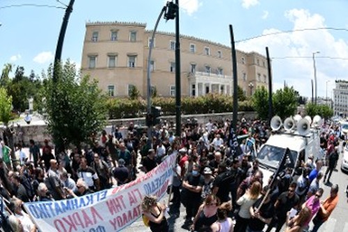 Από τη συγκέντρωση στη Βουλή την Τρίτη 14/6 ενάντια στην εγκληματική τροπολογία για τη ΛΑΡΚΟ