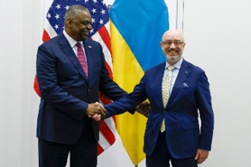 «Πρέπει να πιεστούμε ακόμα περισσότερο», γιατί «το διακύβευμα είναι πολύ υψηλό», τόνισε ο Αμερικανός υπουργός Αμυνας (φωτ. με τον Ουκρανό ομόλογό του χτες στις Βρυξέλλες)