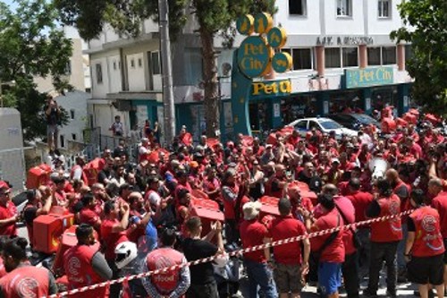 Πορεία και συγκέντρωση στα γραφεία της εταιρείας