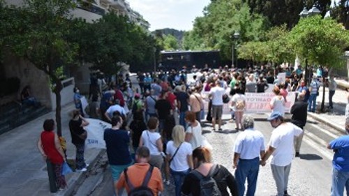 Με κλούβες της αστυνομίας ήρθαν αντιμέτωποι οι ανάπηροι