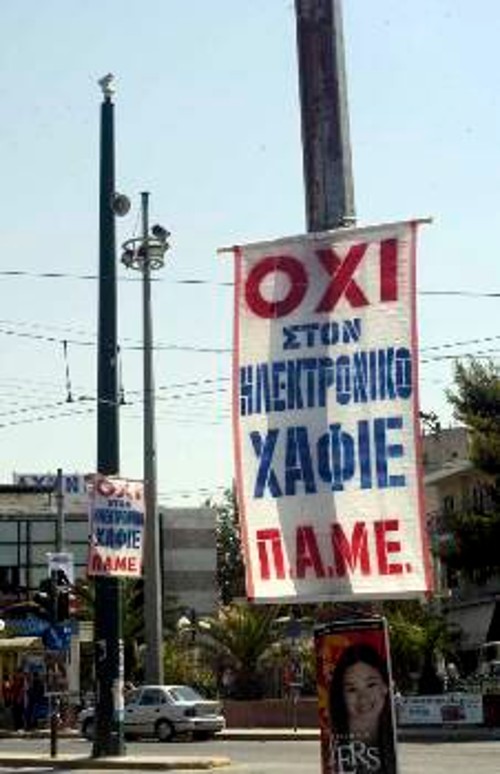 Στην κατεύθυνση της άμεσης αντίδρασης, δυνάμεις του ΠΑΜΕ σηκώνουν καθημερινά πλέον πανό στα σημεία που έχουν τοποθετηθεί οι ηλεκτρονικοί χαφιέδες