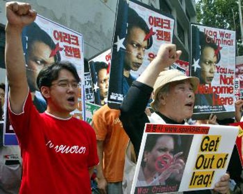 Κορεάτες διαδηλώνουν ενάντια στην κατοχή στο Ιράκ και στη συμμετοχή της χώρας τους