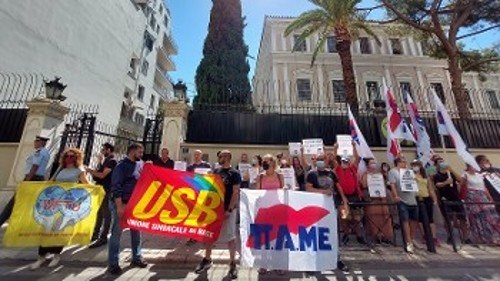Από την παράσταση διαμαρτυρίας του ΠΑΜΕ και συνδικάτων στην ιταλική πρεσβεία στην Αθήνα