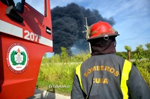 Συνεχίζεται η μάχη από τους Κουβανούς πυροσβέστες για την κατάσβεση της μεγάλης φωτιάς στις αποθήκες καυσίμων στην επαρχία Ματάνσας