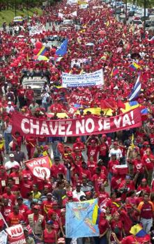 Ο λαός με μαζικές διαδηλώσεις στηρίζει την κυβέρνηση του Ου. Τσάβες