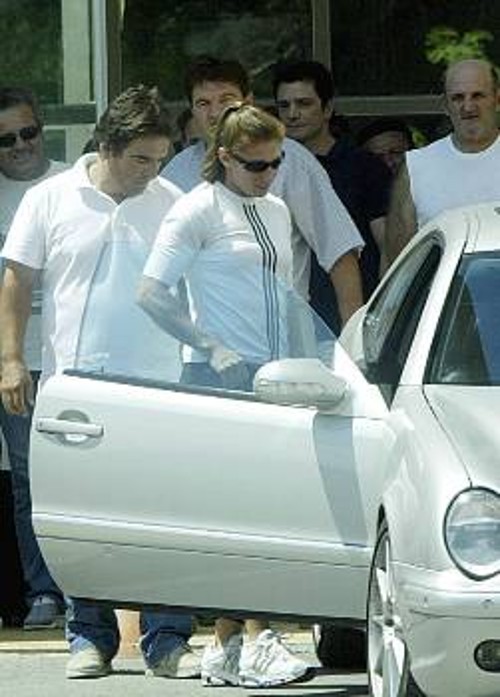 Η Κατερίνα Θάνου μπαίνει στο αυτοκίνητο του συζύγου της για να αποχωρήσει από το ΚΑΤ