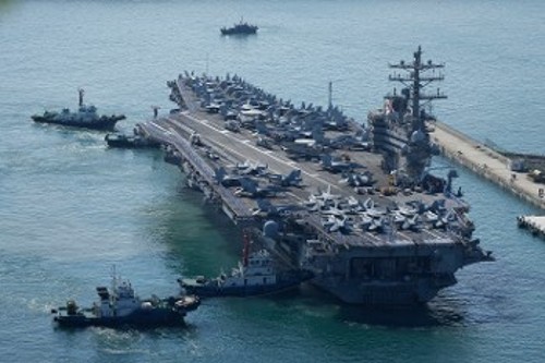 Το αμερικανικό αεροπλανοφόρο «USS R. Reagan» επέστρεψε ξανά στην περιοχή, με τις ΗΠΑ να μιλούν για «επίδειξη δυνατοτήτων»