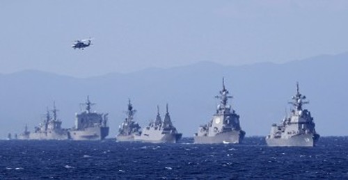Από γυμνάσια του ιαπωνικού Πολεμικού Ναυτικού με πολεμικά πλοία των ΗΠΑ και άλλων συμμάχων τους
