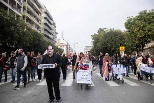 Διακωμωδώντας το «καλάθι του νοικοκυριού»