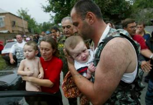 Στρατιώτης και μια μητέρα με πολύ μικρά παιδιά, μετά από κάποιες απελευθερώσεις