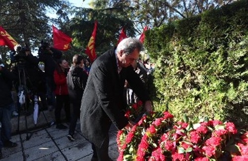 Ο Γ. Δελής καταθέτει στεφάνι εκ μέρους του ΚΚΕ