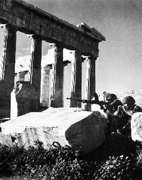 1944: Αγγλοι στρατιώτες στην Ακρόπολη... επί το έργον