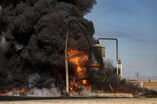 Φωτιά σε πετρελαϊκή εγκατάσταση στη Συρία μετά από τουρκικό πλήγμα
