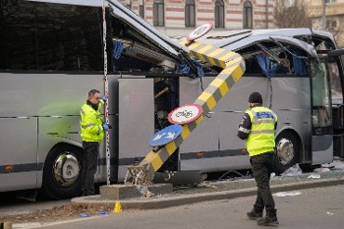 Το λεωφορείο που διαλύθηκε από τη μεταλλική κατασκευή στο Βουκουρέστι