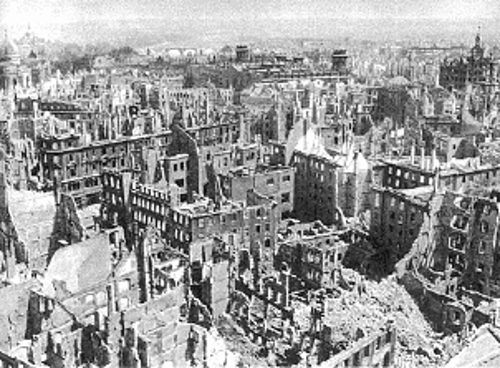 Δρέσδη 1945: Υπήρχαν 28.000 σπίτια. Ισοπεδώθηκαν τα 24.000. Κανείς δε γνωρίζει, εξήντα χρόνια μετά, τον ακριβή αριθμό των (εκατοντάδων χιλιάδων) νεκρών...