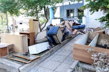 Σε πολλές περιοχές της Θεσσαλίας η ίδια εικόνα. Οι κόποι μιας ζωής, όλο το βιος πεταμένα στον δρόμο