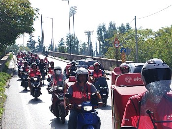 Μία από τις πολλές μηχανοκίνητες πορείς των διανομέων