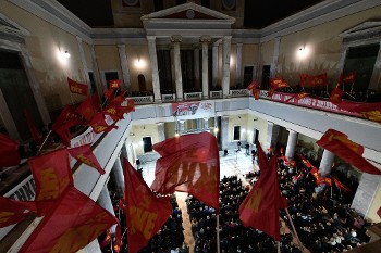 Πλήθος κόσμου παρακολούθησε την πρώτη προβολή του ντοκιμαντέρ στο Πολυτεχνείο