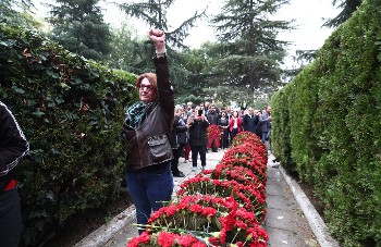 Η Θεανώ Καπέτη κατέθεσε στεφάνι εκ μέρους του ΚΚΕ