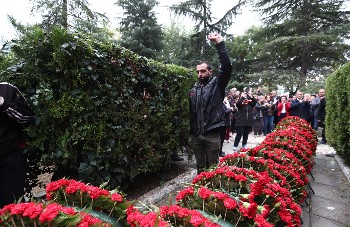 Ο Γιάννης Βασιλειάδης κατέθεσε στεφάνι εκ μέρους της ΚΝΕ