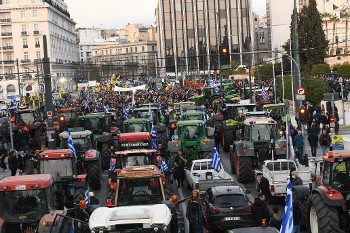 Αγρότες με τρακτέρ διαδηλώνουν στο Σύνταγμα