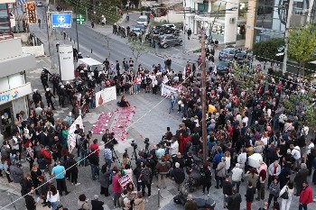 Από τη διαμαρτυρία φορέων της Δυτικής Αθήνας την επομένη της δολοφονίας της Κυριακής έξω από το Αστυνομικό Τμήμα