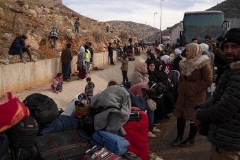 Σύροι εκτοπισμένοι άμαχοι, περιμένουν στα σύνορα για να περάσουν στον Λίβανο