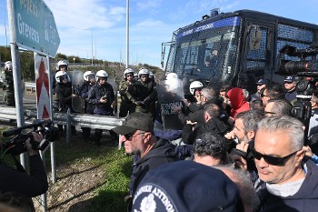 Τα ΜΑΤ επιστράτευσε η κυβέρνηση...