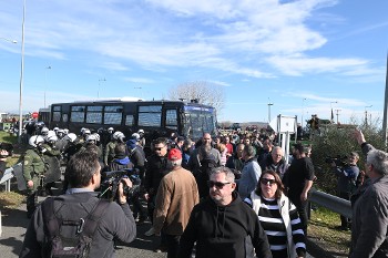 ...αλλά οι αγρότες αποφασισμένοι σπάνε τον κλοιό και διαδηλώνουν στον Ε65