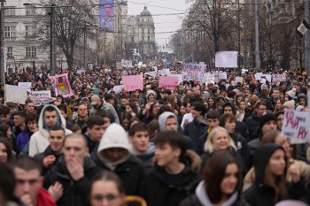 Η δίκαιη λαϊκή αγανάκτηση στη Σερβία εγκλωβίζεται στα αστικά παιχνίδια