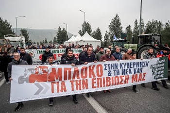 Κλείσιμο του ΠΑΘΕ στο μπλόκο της Γυρτώνης στη Λάρισα