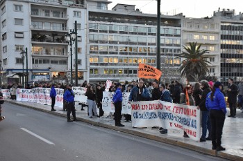 Εξω από τη Βουλή