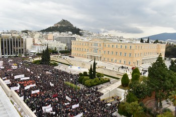 Χιλιάδες απεργοί στους δρόμους μαζί με τη νεολαία και όλο τον λαό