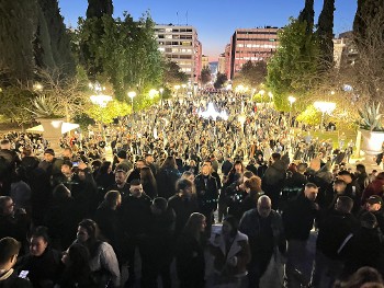 Γεμάτη η πλατεία στο συντριβάνι, διαδηλωτές απλώνονται και στην κάτω πλευρά του Συντάγματος