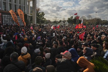 Συγκέντρωση οπαδών του Ιμάμογλου χτες έξω από το δημαρχείο Κωνσταντινούπολης