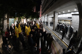 Τα ΜΑΤ παρέταξε η κυβέρνηση απέναντι στους μικρούς επαγγελματίες