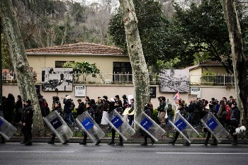 Υπό αστυνομικό κλοιό βρέθηκαν και χτες κεντρικές πλατείες αλλά και πανεπιστήμια