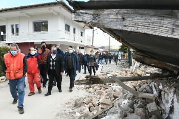 Δίπλα σε σπίτια που κατέρρευσαν στο Δαμάσι