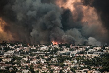 Η πύρινη κόλαση πνίγει τη μισή Αττική